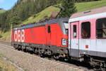 ÖBB 1293 176-4 als Zuglok einer ROLA von Brennersee nach Wörgl Terminal Nord bei der Talfahrt. Aufgenommen bei St. Jodok am Brenner am 09.10.2021