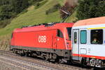 Nachschuss auf die ÖBB 1216 021-6 vor dem EC 88 von Bologna Centrale nach München Hbf. Aufgenommen bei St. Jodok am Brenner am 09.10.2021