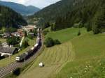 Zwei 186er schleppen sich am 31.8.13 mit einem KLV Richtung Italien den Brenner bei Wolf am Brenner hoch.