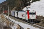 185 665 + 186 442 ziehen am 12.02.2015 einen Güterzug bei Steinach in Tirol Richtung Brenner.