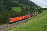 Sommerferien 2016 im Zillertal: 1116 191-8 und 1116 170-2 ziehen am 28.08.2016 einen Güterzug bei Matrei am Brenner südwärts.