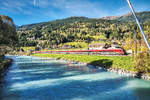 Der railjet 632 (Lienz - Wien Hbf) durchfährt am 7.10.2017 die Haltestelle Berg im Drautal.