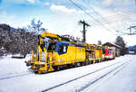 Der Plasser & Theurer Motorturmwagen HTW 100 E³ (A-PLA 99 81 9131 014-8) steht gemeinsam mit X 521 002-8 der ÖBB im Bahnhof Dellach im Drautal.
Der HTW 100 E³ wird während den Oberleitungsarbeiten statt durch Diesel, über einen Akku betrieben.
Bis zu 12 Stunden kann er mit einer Akkuladung auskommen.
Aufgenommen am 5.8.2018.