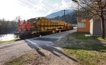 2016 051-2 schiebt drei Schotterwagen von Dellach im Drautal zurück zum RU 800 S.