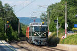 2050.05 und dahinter 1110. 505 vor dem Sonderzug zur Sonnwendfeier, unterwegs in die Wachau, in Greifenstein-Altenberg, am 19.06.2021.