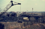 Ein Schnappschuss aus dem Eilzug nach Gmünd in die Außenstelle Schwarzenau der ZfL Gmünd im April 1975, gerade fasst dort eine 93 Wasser, im Hintergrund sind ein Stück der Strecke