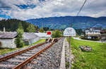 Blick auf den momentanen Endpunkt der Gailtalbahn hinter dem Bahnhof Hermagor.
Keine Sorge, diese Barriere wird bald wieder Geschichte sein.
In ein paar Monaten, sobald die Strecke von den ÖBB dem Land Kärnten übergeben wird, wird die Strecke unsrem Verein kostenlos zur Verfügung gestellt.
Nun heißt es nur noch Wagenmaterial zu bekommen.
Eine Lok, und zwar die 2060 048-2 haben wir schon dankenswerterweise von der Firma KATZ & KLUMPP gesponsert bekommen.
Bild 2060: <a href= https://scontent-vie1-1.xx.fbcdn.net/v/t31.0-8/18278592_1885322965018075_5036406986530723024_o.jpg?oh=83e6f93e054550767b08e1664eb6a16c&oe=59B08777 >Lok 2060 Verein-Gailtalbahn</a>


http://www.gailtalbahn.at/
<a href= https://www.facebook.com/vereingailtalbahn/ >www.facebook.com/vereingailtalbahn/</a>