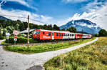 Geschoben von 2016 059-5, fährt die S4 4813 (Villach Hbf - Hermagor), bei der Haltestelle Emmersdorf im Gailtal vorüber.