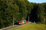 Die StB Triebwagen ET2 (Baujahr: 1930, Umbau: 1991) ist auf dem Weg aus Feldbach nach Bad Gleichenberg zwischen Hst. Fischa und Hst. Burgfried. 
14.10.2023. 