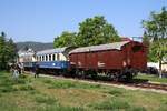 SEZ 14723 (Wien Meidling - Waldmühle) mit dem Materialwagen A-KSE 40 81 9408 121-7 (ex Tms) als letztes Fahrzeug am 01.Mai 2019 im Bahnhof Perchtoldsdorf.