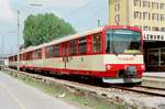 06.05.1993 Salzburger Verkehrsbetriebe (SVB), der Triebwagen 53 steht am Endpunkt der Lokalbahn vor dem Salzburger Hauptbahnhof. Zu der Zeit befand sich die Anlage noch im Straßenniveau, mittlerweile ist die Bahn in den Untergrund verlegt worden.