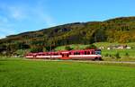 Die SLB Triebzug fährt von Oberndorf nach Salzburg Hbf kurz vor Hst. Acharting.
28.10.2023.