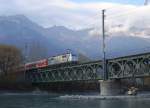 Mnchen-Lok schiebt den Mnchener Zug dorthin. Hier zu sehen auf der Innbrcke, 8. November 2008 kHds