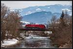 1216 230 schiebt einen Railjet über die Mürzbrücke bei Kapfenberg Richtung Mürzzuschlag.