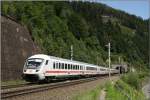 Mit dem Steuerwagen voran kommt der EC 316, geschoben von 101 048 aus dem Galgenbergtunnel nahe St.Michael.