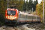 Teleaufname vom IC 538  Energie Klagenfurt Strom  von Lienz nach Wien Meidling, welcher am 23.10.2010 mit dem Werbetaurus 1116 250  Feuerwehr  bespannt war und hier nahe Zeltweg abgelichtet werden