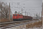 1110.505 mit ihrem Zug auf der Fahrt Richtung Wien, aufgenommen bei der Einfahrt in den Bahnhof Korneuburg.