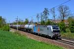 Häufig auf der Passauer Bahn zu beobachten sind Kesselwagenzüge, die von an VTG Rail Logistics vermieteten Railpool Vectrons befördert werden. Am 06. Mai 2017 konnte ich beispielsweise 193 817 mit einem solchen Zug bei Kimpling im Hausruckviertel fotografieren.