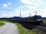 193 614-5(D-DISPO)bzw. X4E-614 zieht den WALTER-Auflieger-Zug nächst Kumpfmühl in Richtung Deutschland; 240317
