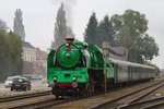 Ein Zug, den es zur Zeit der Dampfloks im Mattigtal mit Sicherheit nie gegeben hat: die CSD 486.007 (alias Grüner Anton) mit 5 grünen Schlierenwagen bei einem kurzen Stopp im Bahnhof
