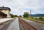 Blick auf den Bahnhof Feistritz im Rosental, am 5.5.2016.
Der Bahnhof besteht aus einem Ladegleis, zwei Bahnsteiggleisen, sowie einem Anschlussgleis für eine Firma (ganz rechts im Bild). Als einziges der vier Gleise wird nur noch das Gleis am Bahnsteig 1 befahren und das auch nur mehr Mo-Fr von einem einzigen Alibi-Zug von Rosenbach nach Klagenfurt Hbf um 6:42 Uhr.

Die Rosentalbahn wird von Weizelsdorf bis Rosenbach, ebenso wie die Gailtalbahn, mit dem Fahrplanwechsel 2016/2017 dem Zielnetz 2025+ zum Opfer fallen.
Nachdem in Kärnten die SPÖ stärkste Partei wurde und diese die Gelder für Sanierungen auf der Rosentalbahn strichen, hatte die ÖBB sogar in Eigenregie Geld in die Hand genommen um die Langsamfahrstellen auszubessern und die Strecke dadurch aufzuwerten. Die Fahrzeit verkürzte sich dadurch sogar um sagenhaft 40 Minuten! Dieses Unternehmen um die Strecke zu behalten war aber, wie man jetzt sieht, schlussendlich auch für die Katz.
Durch die Einstellung wird bei Bauarbeiten auf der Karawankenbahn, auch keine Möglichkeit mehr bestehen die Personen- aber auch die Güterzüge umzuleiten.
Unter anderem wird Einstellung der Bahn aber auch noch kräftig vom grünen Kärntner Landesverkehrsrat Rolf Holub unterstützt. Muss man schon sagen, das war wohl wieder eine richtig  grüne  Aktion von Herrn Holub. Da fragt man sich schon ob der in der richtigen Partei ist.