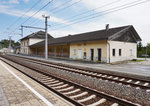 Blick auf das Bahnhofsgebäude von Rosenbach, am 5.5.2016.
Dieses hatte aber auch schon bessere Zeiten hinter sich. Seit dem jedoch die Grenzkontrollen zu Ende sind und dann immer weniger Fernreisezüge Halt machten, wurde inzwischen auch der Fahrkartenschalter geschlossen.