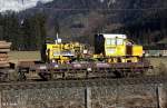 Swietelsky SSP Junior Schmalspurschotterplaniermaschine auf BB Schmalspurtransportwagen 40819470006-3 am Schluss eines Gterzuges auf der Salzburg-Tiroler-Bahn in Richtung Wrgl, KBS 201 Saalfelden - Innsbruck, fotografiert bei Hochfilzen am 22.11.2011