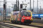 ÖBB 1116 153-8 mit Werbung ÖAMTC (2) (Baujahr 2003, Siemens) fährt vom Bw in ein Wartegleis am Personenbahnhof Attnang-Puchheim, um etwas später REX 3416 nach Stainach-Irdning zu bespannen, ÖBB KBS 170 Attnang-Puchheim - Stainach-Irdning, fotografiert am 19.01.2014 