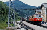 Zugkreuzung im Bahnhof Laubenbachmühle der Mariazellerbahn im Juni 1991: 1099.013-3 steht mit einem Personenzug abfahrbereit nach St. Pölten, auf dem Nebengleis im Hintergrund ein Zug nach Mariazell