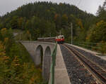 Am 29.09.2021 war NVOG E14 (als 1099.014 der BB) mit einem Personenzug auf dem Weg in Richtung Mariazell. Gerade wird der Saugrabenviadukt berquert (Fotohalt).