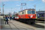 Durchaus viele Leute stiegen in den R 6837 ein. Am 1.April wurde dieser aus 3 Waggons gebildeter Zug von der 1099 004  Frankenfels  gezogen. Hier beim kurzen Aufenthalt am Alpenbahnhof.