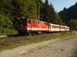 Bahnhof Schwarzenbach an der Pielach. 2095 011-9 zieht einen Personenzug im September 2010 zurck nach St.Plten.