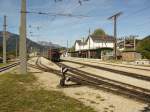 Aufnahme vom sehr gepflegten Bahnhof Mariazell mit Blickrichtung Nordwesten, im Bahnhof selbst steht gerade ein tscherbr, bereit zur Rckfahrt nach St. Plten. Im Hintergrund links sieht man die Gemeindealpe und weiter rechts im Hintergrund den weithin sichtbaren tscher mit dem  rauhen Kamm  (genau oberhalb vom Bremswagen), September 2010 