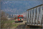 Etwas verspätet flitzt der niedliche Triebwagen der Murtalbahn ums Eck. 
4.04.2019