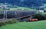 Mit einem Güterzug in Richtung Murau unterquert VL 13 der Murtalbahn am 11.09.1981 die Murbrücke der ÖBB