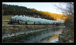 Die JZ 73-019 der Pinzgaubahn, dampft mit dem Wintermärchendampfzug 3394 von Zell am See nach Krimml, fotografiert nahe Rettenbahch.