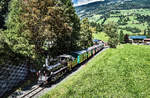 Um dem nachfolgenden Regelzug den Bahnsteig freizumachen, fuhr 73.019 mit dem Sdz 900 (Zell am See - Krimml), noch bis wenige Meter vor den Endpunkt der Pinzgaubahn vor.
Aufgenommen am 8.9.2018.