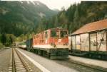 Die Pinzgauer Kleinbahn in sterreich im Mai 1998.Lok 2095 001 mit einem Personenzug nach Zell am See im Endbahnhof Krimml.