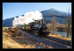 Die JZ 73-019 der Pinzgaubahn, dampft mit dem Wintermärchendampfzug 3394 von Zell am See nach Krimml, fotografiert nahe Niedersill.