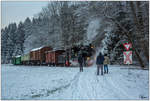 An einer Horde Fotografen vorbei zieht Dampflok 764.411R der Stainzerbahn einen Fotogüterzug von Preding nach Stainz, aufgenommen in den Wäldern nahe Mannegg. LG an die ehrenwerten Kollegen ;O)
16.12.2018