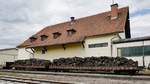 Zwei Flachwagen mit Bergen von Schwellen im Bahnhof Stainz der Stainzer Lokalbahn, 04.08.2019