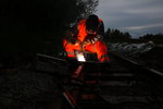 Im Hintergrund ist das weiße  Ding   noch zu erkennen. Am Morgen hat es auf der Baustelle noch etwas Chaos gegeben. Da der Bauzug nicht zur Baustelle kam da es durch den plötzlichen Wintereinbruch zahlreiche umgestürzte Bäume gab , musste man umorganisieren. Am späten Nachmittag kümmert das den Schweißer allerdings nicht mehr. 28.04.2016