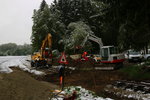 Fast ins Wasser aaaa in den Schnee ist die Baustelle in Kilometer 2,0 der Stainzer Lokalbahn am vergangenen Donnerstag ( 28.04.2016 ) gefallen . Der Starke Wintereinbruch am Vortag hat enorme Schneebrüche verursacht. Dadurch war die Strecke nicht befahrbar und musste erst von Forstarbeitern und in Eigenregie freigemacht werden. gegen 10:00 war der Aushub dann doch beendet und man konnte mit der Neuverlegung des bereits vormontierten Gleises beginnen. 