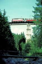 Stubaitalbahn__Zug auf der Mutterer Brücke (Mühlgrabenviadukt). Seit 2017 fahren die Garnituren der Stubaitalbahn über eine neue Brücke mit geänderter Streckenführung.__18-08-1973