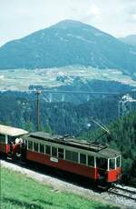 Stubaitalbahn__Zug nach Fulpmes nahe Kreith mit Blick zur Europabrücke der Brenner-Autobahn (max.Höhe 190 m).__18-08-1973