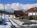 Station Nockhofweg der Muttereralmbahn. Ausgangspunkt klassischer Schiausflge und seit jeher auch Ausgangspunkt des Aufstieges zur Muttereralm-Bahn. Meine strkste Erinnerung an die alten Wechselstromzge ist eine Heimfahrt von hier. Ein groartiger Tag nach einem Tag Schneefall, der Nebel und die Schneewolken sind erst zwei, drei Stunden verzogen, im Hintergrund, den Bergen ber dem Nordwesten Innsbrucks, also Htting und, genauer, Allerheiligen und Kranebitten, hngen sie noch. Anfang Mrz 2010 kHds