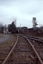 ÖBB 399.04 im Frühjahr 1975 vor der Bekohlungsanlage im Heizhaus Gmünd, rechts der Bekohlungsturm für die Normalspurdampflokomotiven 