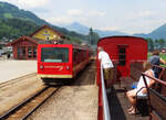 Der offene Aussichtswagen ist ein beliebter Ort während der Fahrt mit dem Dampfzug der Zillertalbahn. Hier überholt uns im Bahnhof Fügen-Hart der Regionalzug nach Jenbach. Fügen-Hart, 21.6.2023