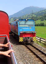 Die D15 der Zillertalbahn schiebt ihren Zug Richtung Jenbach, fotografiert aus dem offenen Aussichtswagen des Dampfzuges. Kaltenbach, 21.6.2023