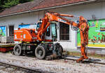 Zweiwegfahrzeug der Zillertalbahn im Bahnhof Mayrhofen.